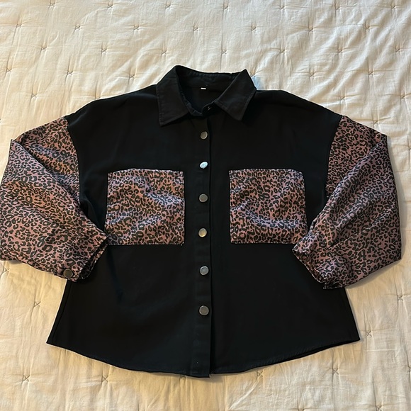 💕2 for $15 - Black and leopard print shirt jacket - Picture 2 of 7